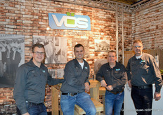 De mannen van Vos Capelle op de foto voor de fotowand met een blik terug in de tijd.